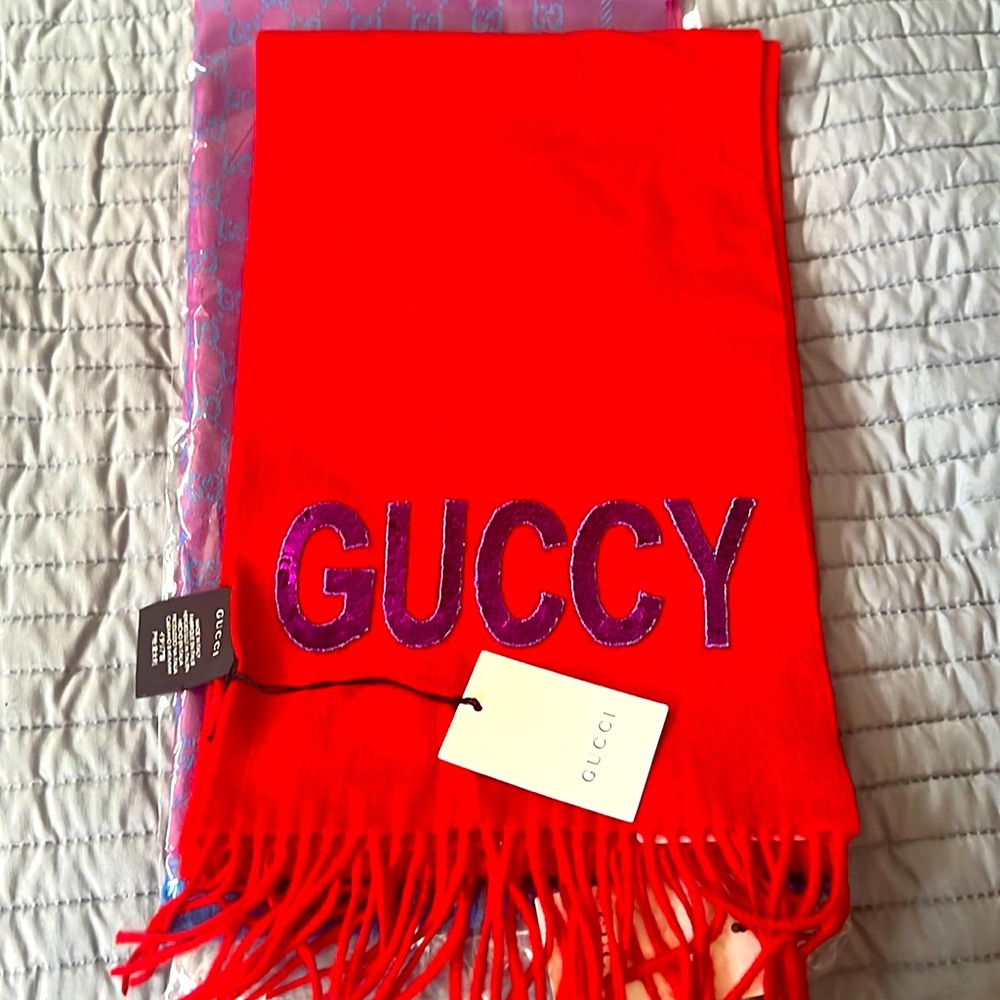 NWT. Gucci “Gucci” Italian wool scarf